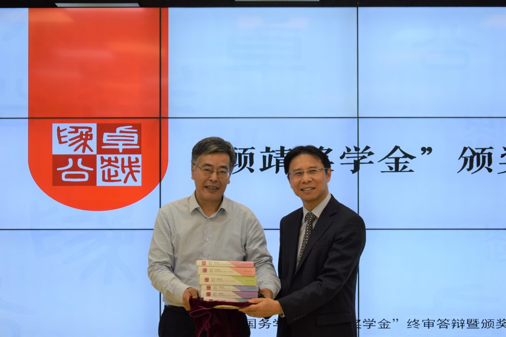 图6:亚洲色图
苏长和院长向顾靖院友赠书